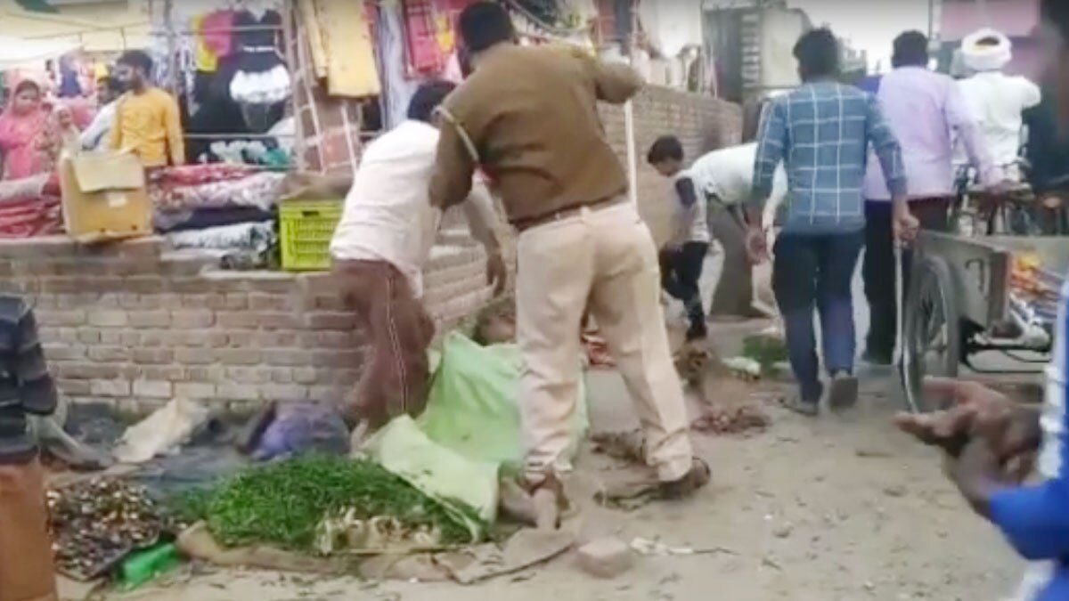  दरोगा ने लात मारकर दुकानदार को हटाया (फोटो- वायरल वीडियो ग्रैब)  