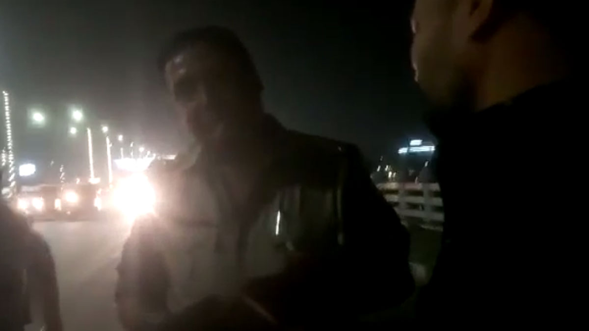 चालान काटने पर लड़की ने बीच सड़क किया हंगामा (फोटो- वायरल वीडियो)