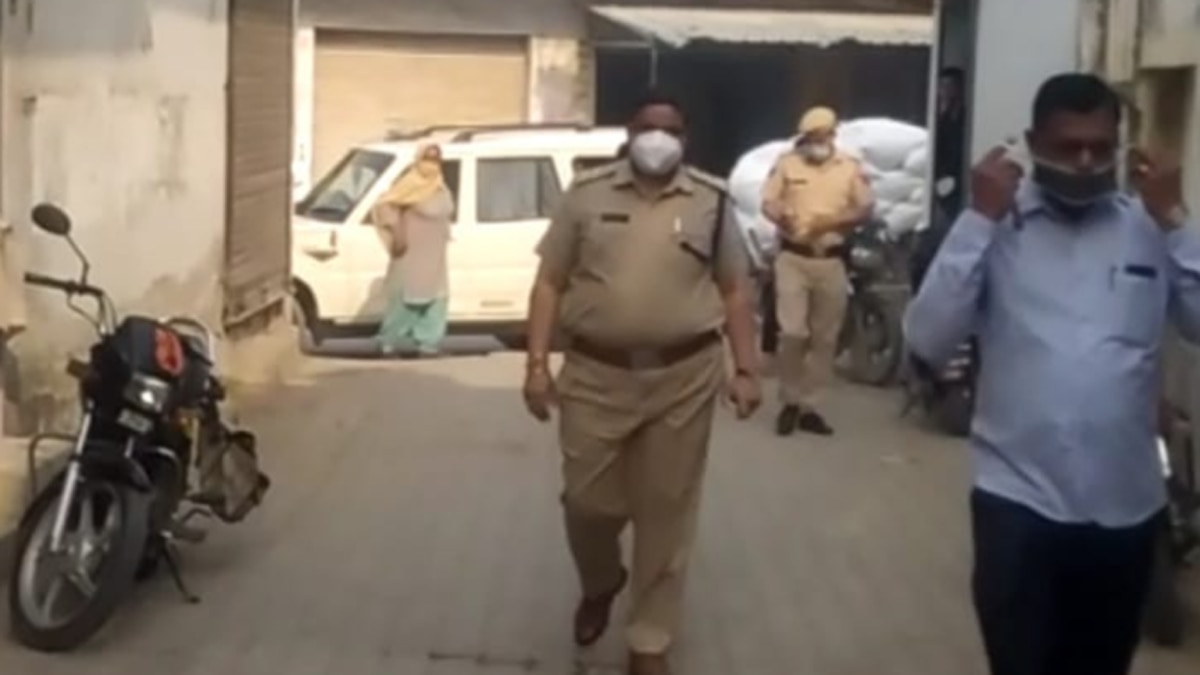 गिरफ्तार युवतियों में से एक युवती गुरुग्राम और दूसरी हिसार की.