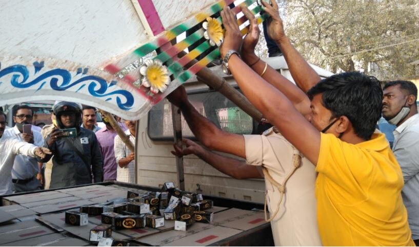 शराब का इंतजाम करने में जुटे तस्कर