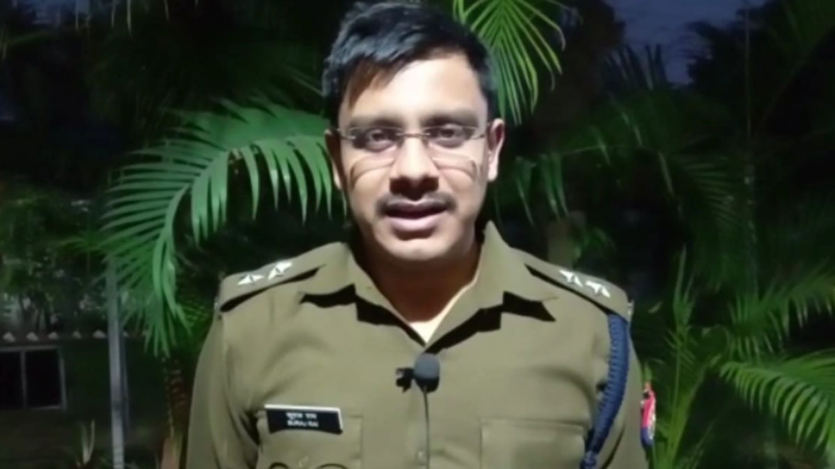 महिला ने दुकानदार को डंडे से पीटा (फोटो- वायरल वीडियो ग्रैब)