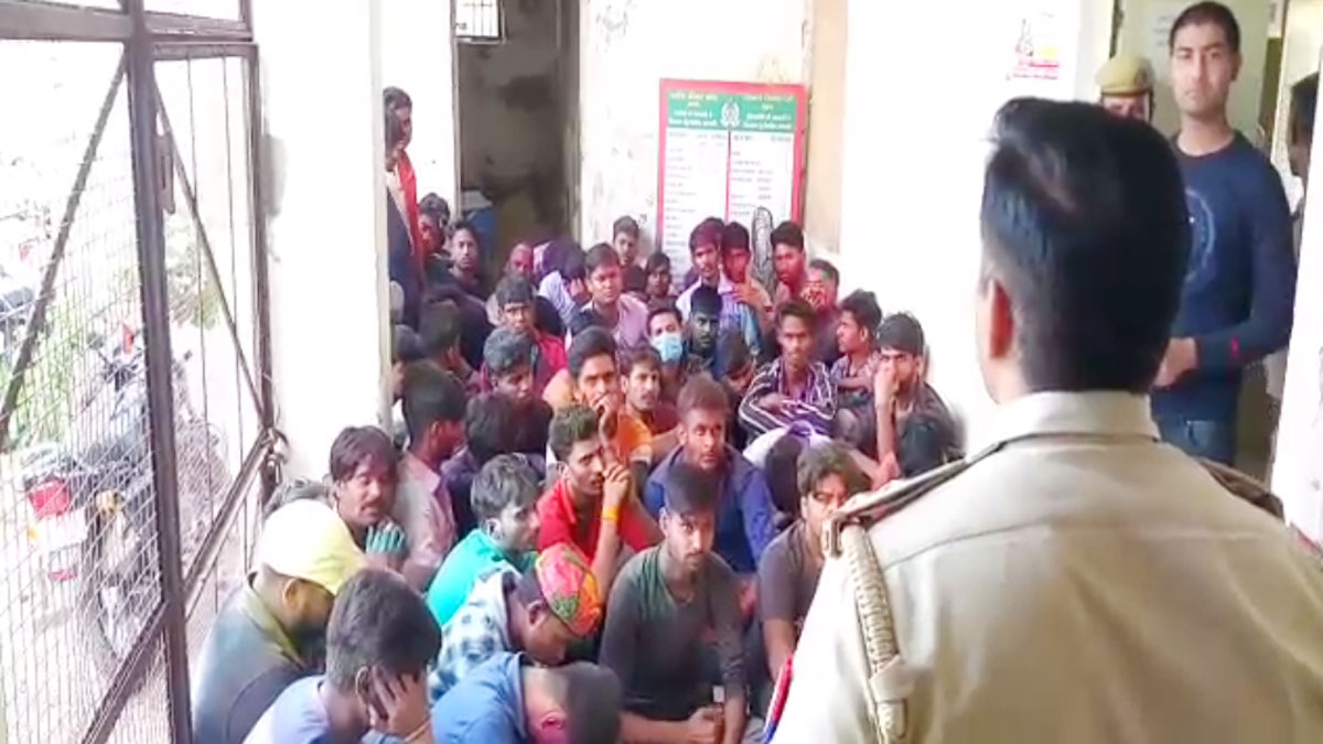  आगरा की सड़कों पर हुड़ंदियों ने जमकर बवाल काटा