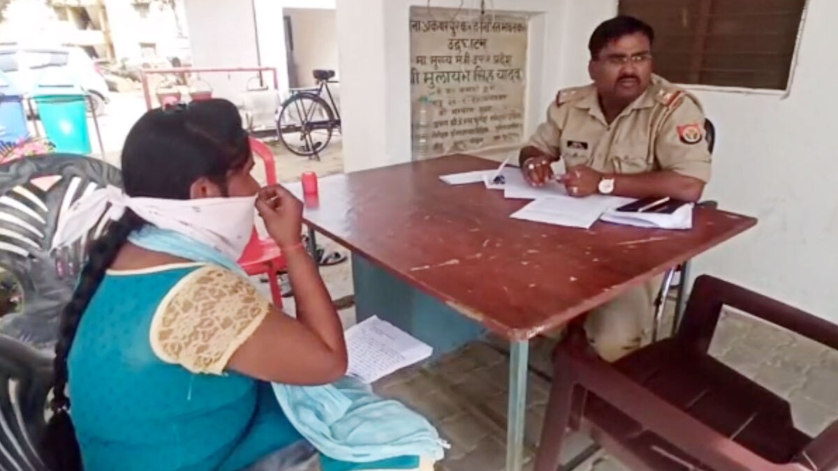 सरकारी बाबू ने की लड़की के साथ अश्लील हरकत (फोटो- रंजय सिंह)