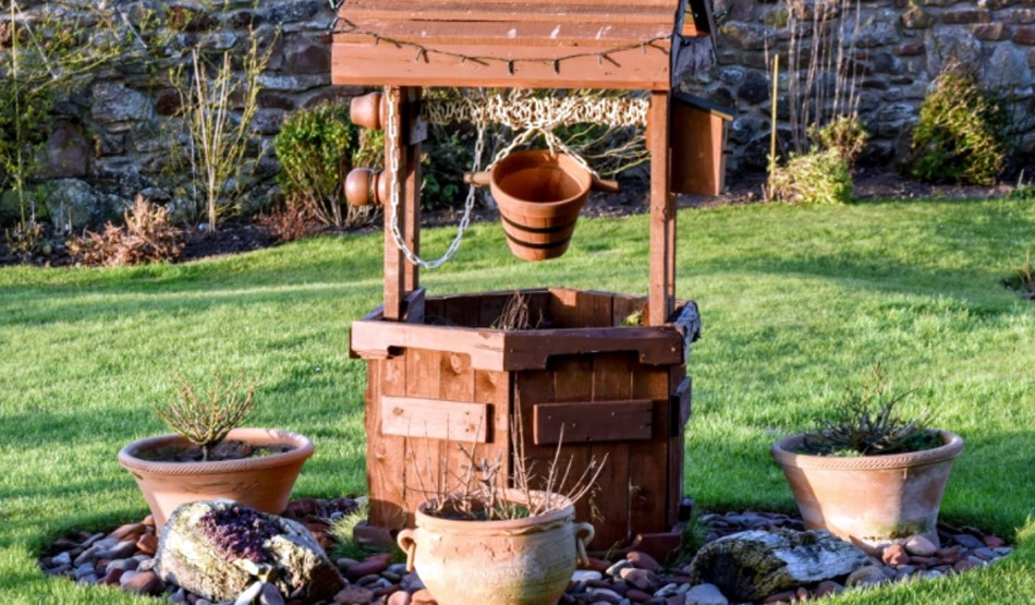 कुओं में सिक्के फेंकना