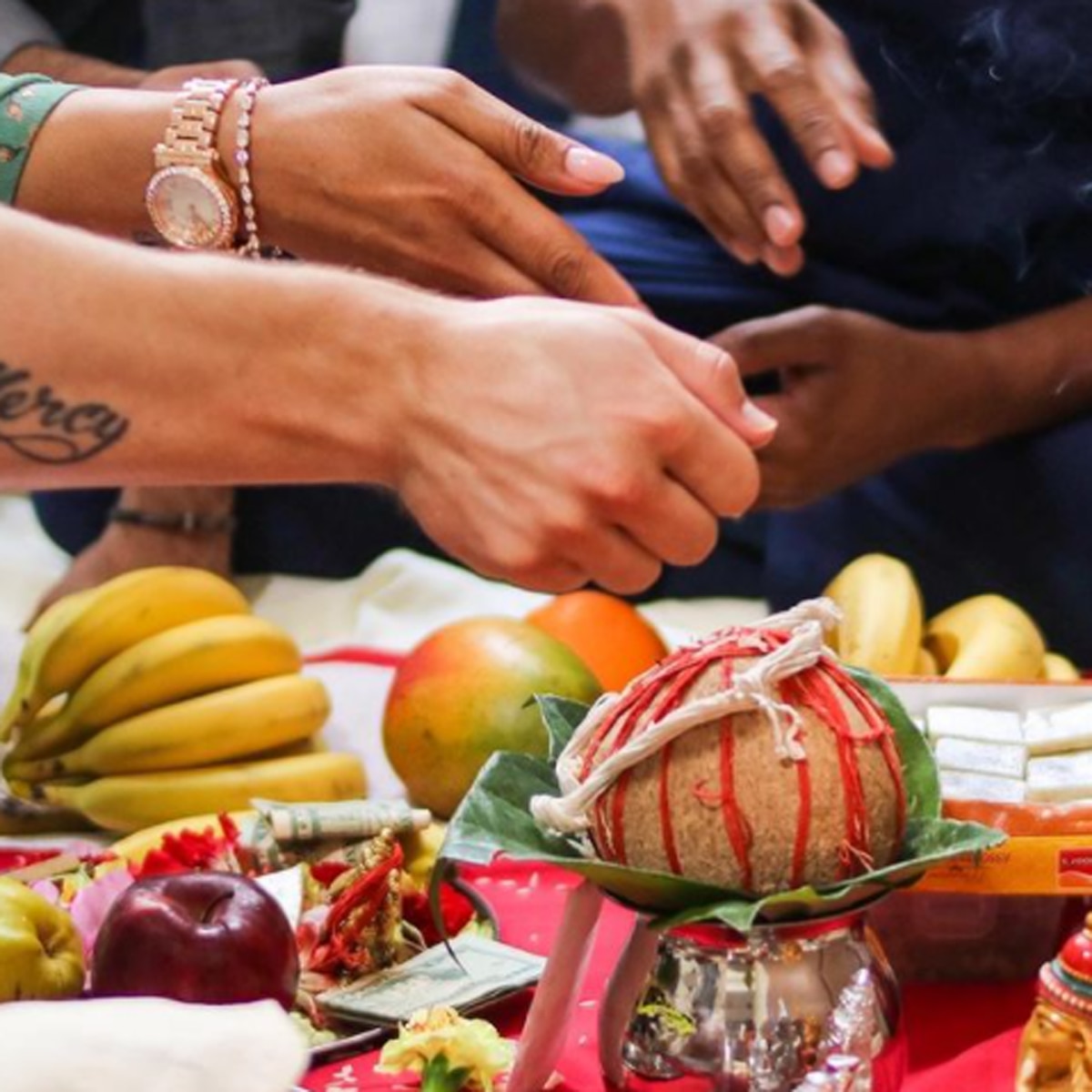 प्र‍ियंका के रेस्तरां में पूजा 