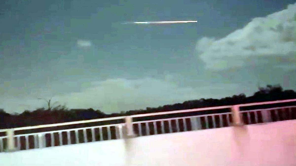 China Space Junk Light Up Queensland Skies 