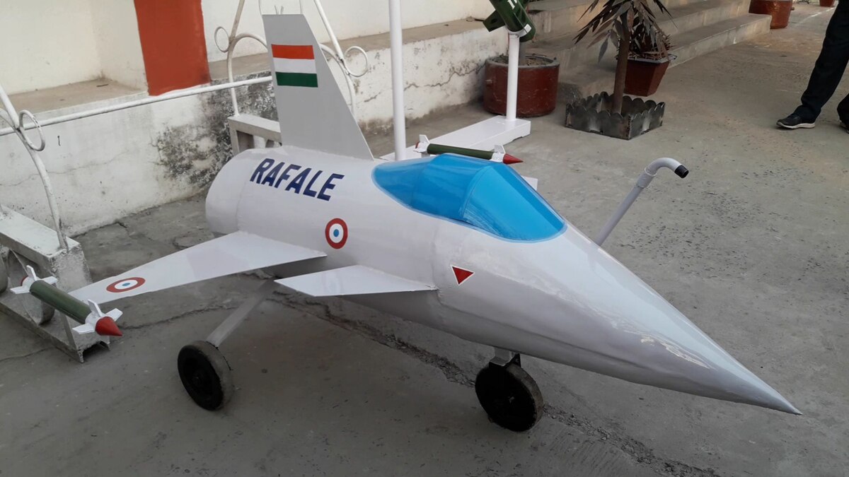 कर्मचारियों ने कबाड़ से बना दिया 'राफेल' और पृथ्वी मिसाइल.