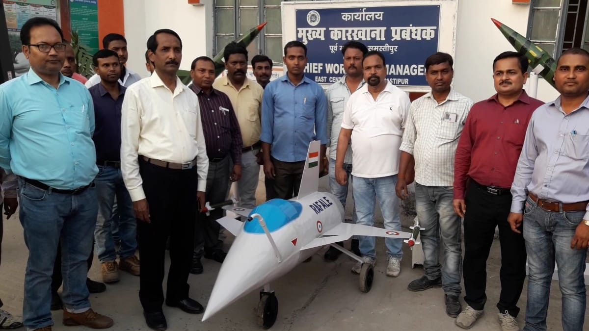 कलाकृतियां लोगों के आकर्षण का केंद्र बनी हुई हैं.