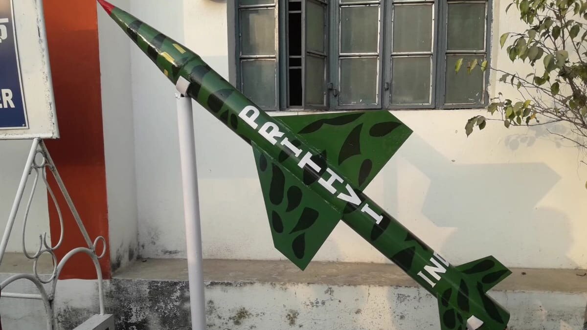 बेकार पड़े स्क्रैप (कबाड़) से बनाया राफेल जैसे लड़ाकू विमान और पृथ्वी मिसाइल का मॉडल 