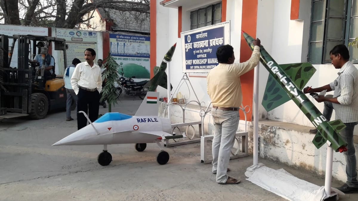 स्क्रैप से देख भक्ति से जुड़े कलाकृति बनाने में माहिर हैं.