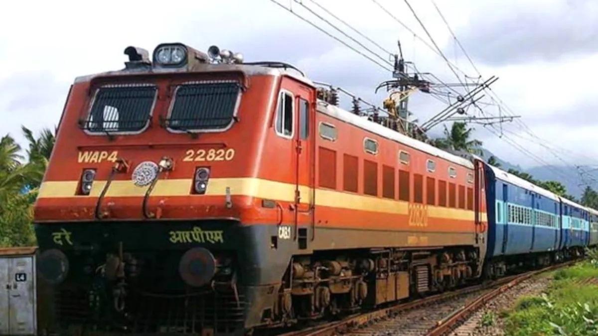 भारतीय रेल में रात में नहीं मिलेगी मोबाइल चार्ज की सुविधा (सांकेतिक फोटो)