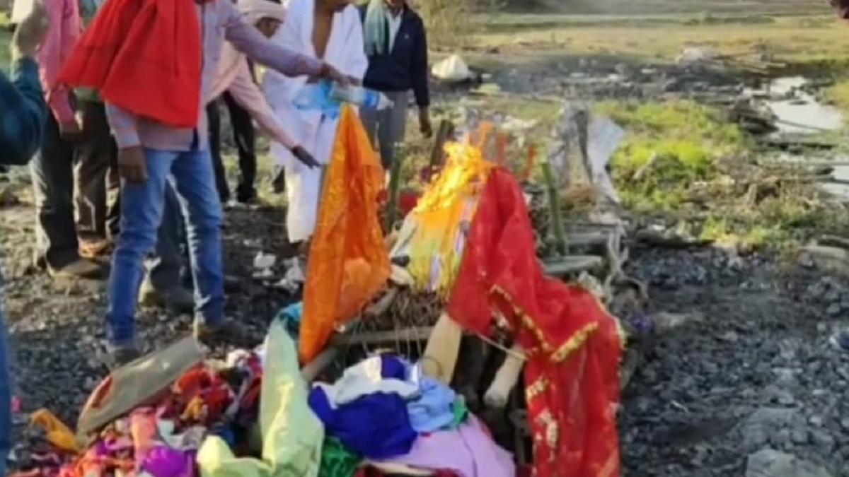 प्रेमी से रचाई शादी तो युवती के परिजनों ने कर दिया दाह संस्कार