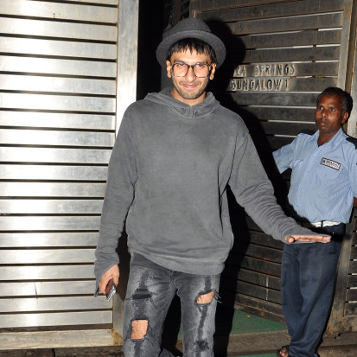 रिप्ड जींस पहने सितारे