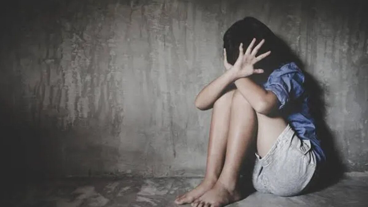 अश्लील वीडियो बनाकर ऐंठता था रकम