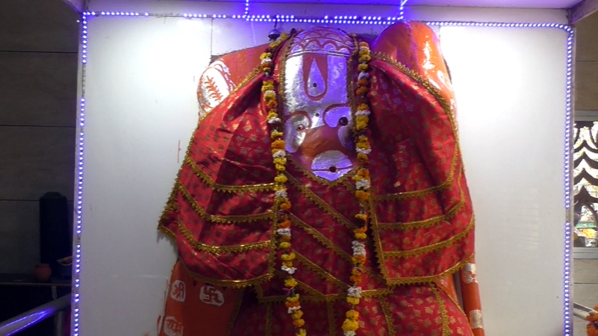 हनुमान जी ले रहे हैं केरोसिन तेल, राशन कार्ड में पिता का नाम ल‍िखा है केसरी 