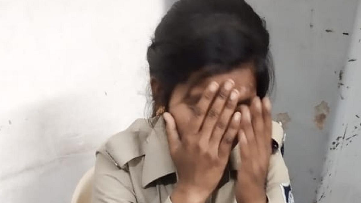 मास्क के नाम पर कर रही थी वसूली