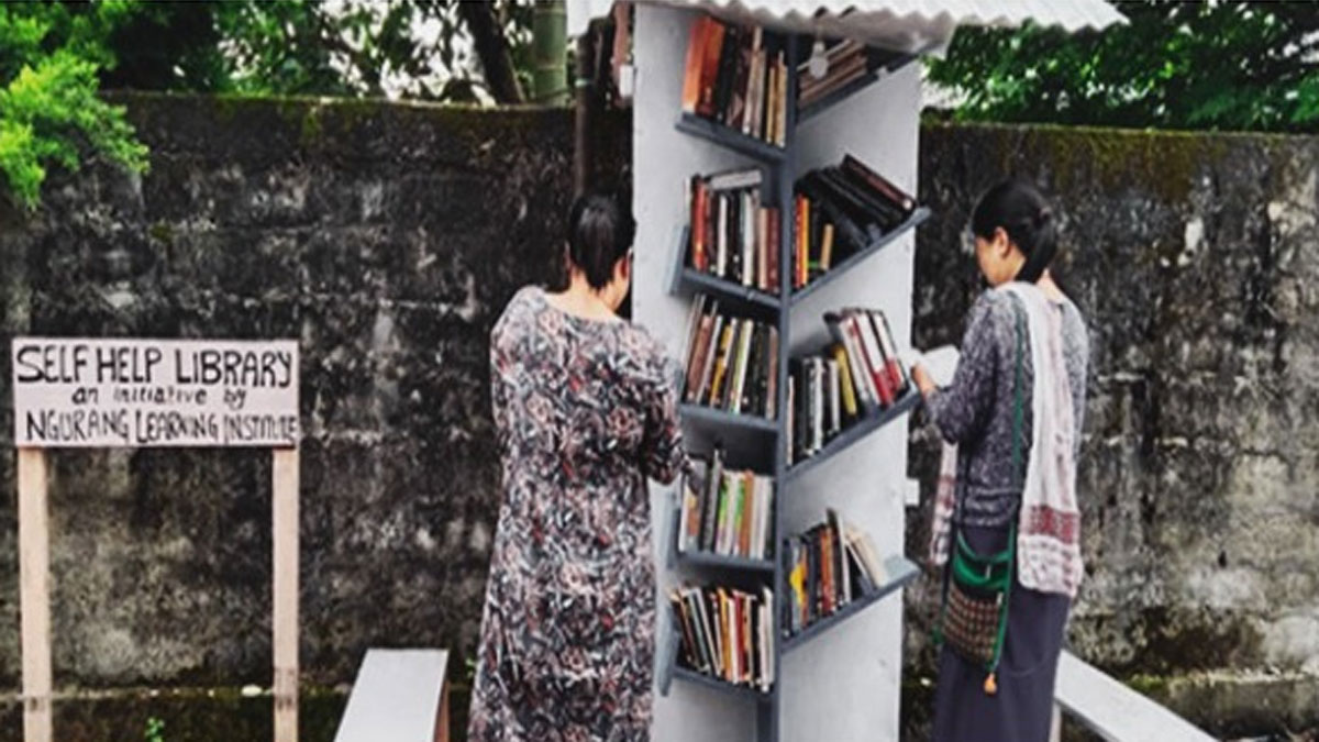 स्कूल टीचर ने बना दी चलती फिरती लाइब्रेरी 