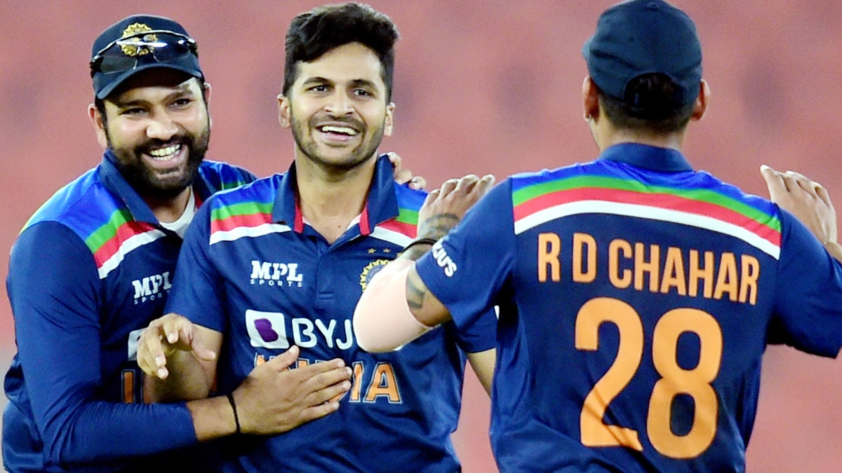 virat kohli was not on field during last overs 