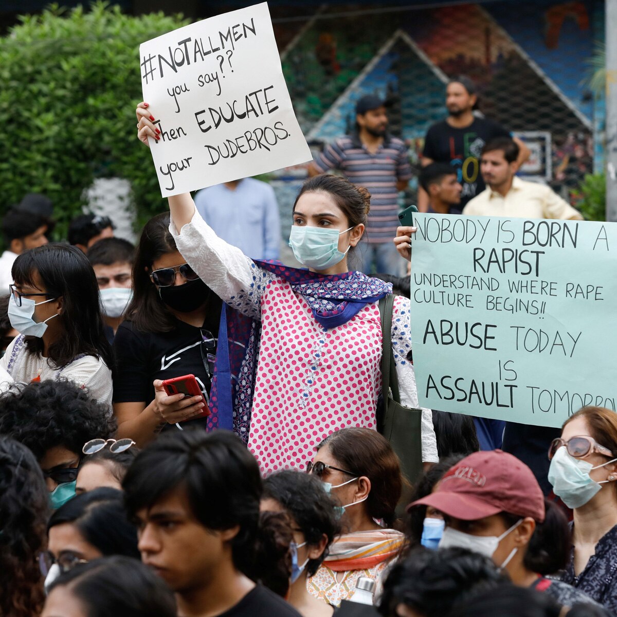 पाकिस्तान में प्रदर्शन करती महिलाएं