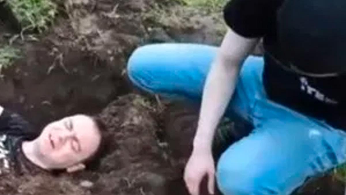 वीडियो के लिए शख्स को दफनाता व्यक्ति फोटो सोर्स: Youtube