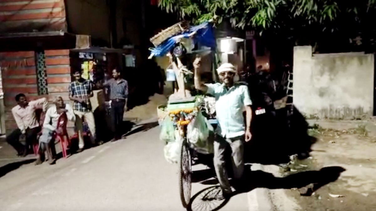 डांस करते हुए सब्जी बेचने वाला का वीडियो वायरल (फोटो- सिथुन मोदक)