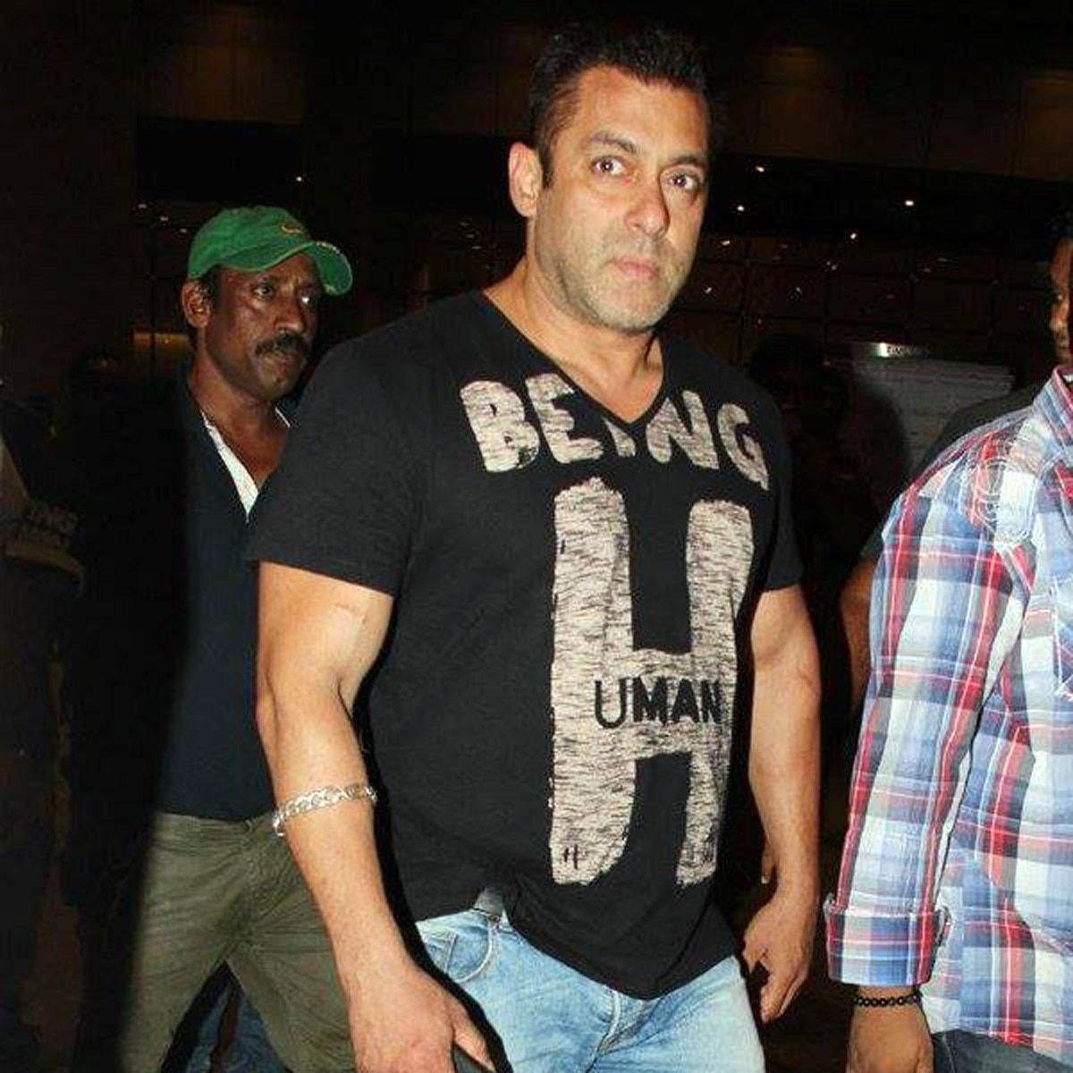 रिप्ड जींस पहने सितारे