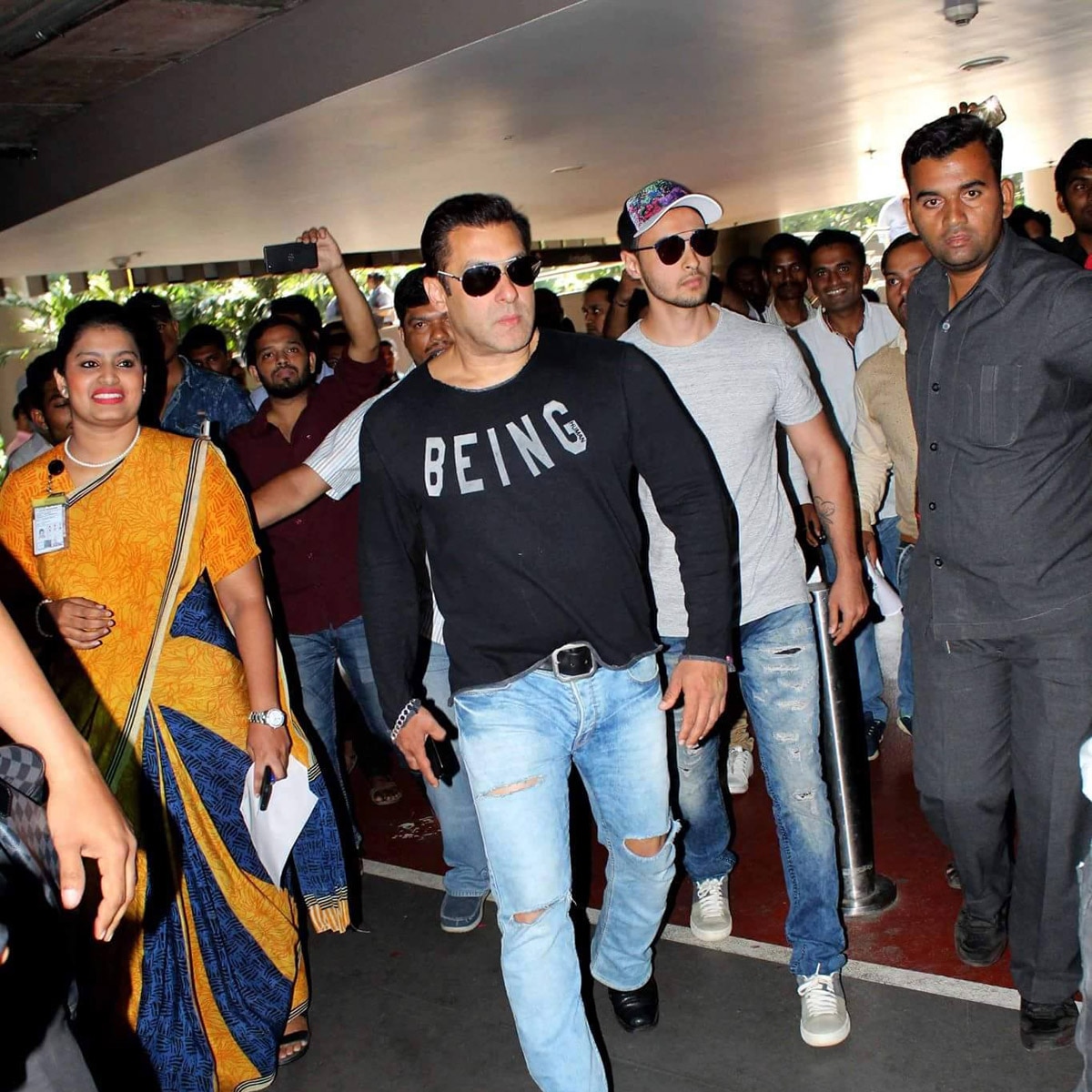 रिप्ड जींस पहने सितारे