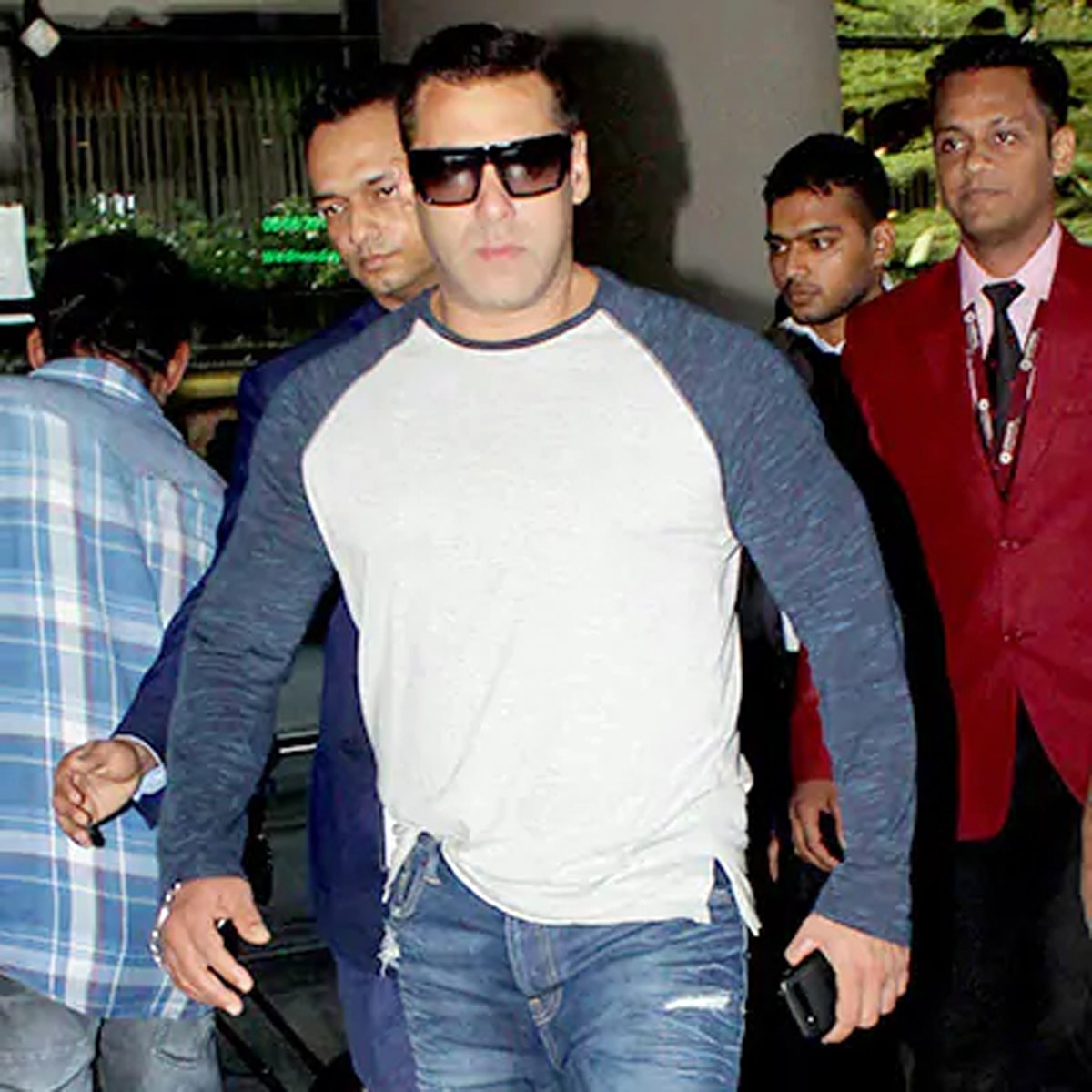 रिप्ड जींस पहने सितारे