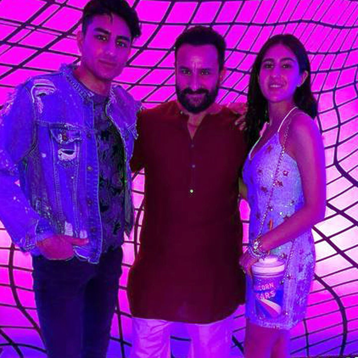 भाई इब्राहिम और पिता सैफ अली खान संग सारा अली खान