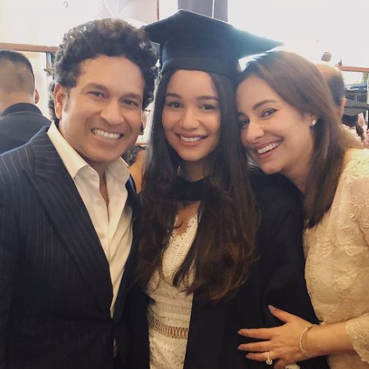 सारा तेंदुलकर मम्मी-पापा के साथ  