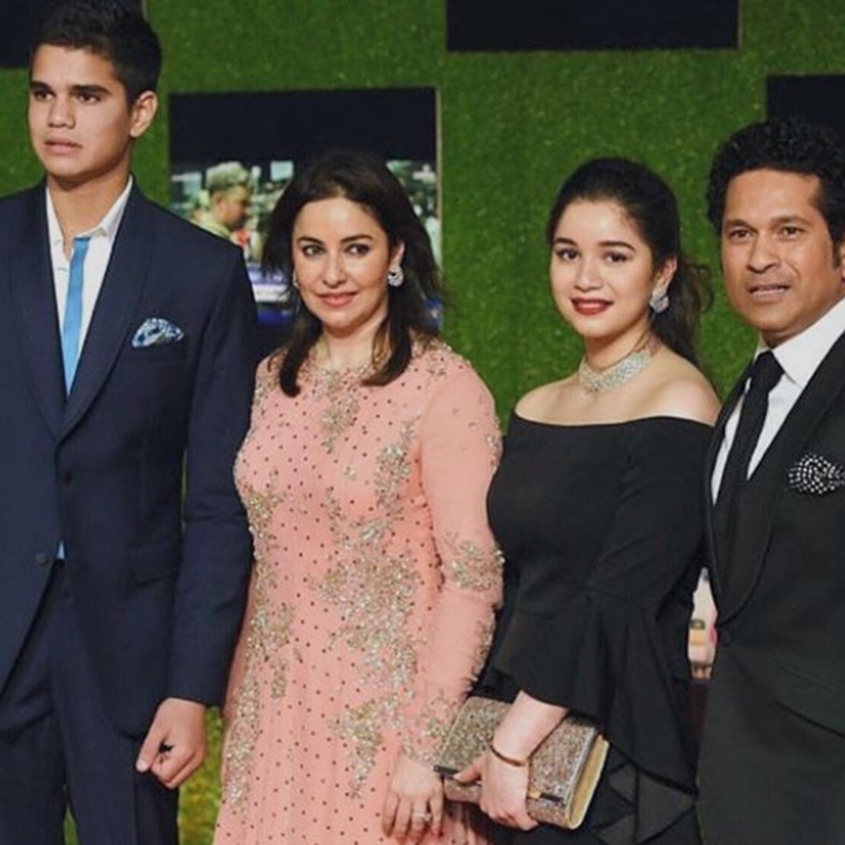 सारा तेंदुलकर फैमिली के साथ 