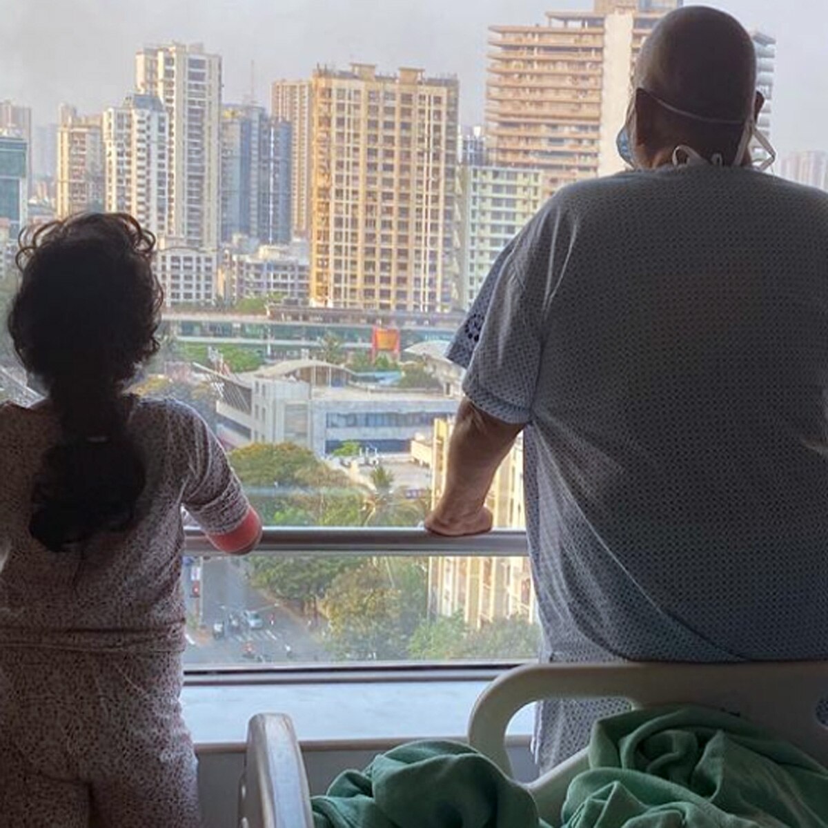 बेटी के साथ सतीश 