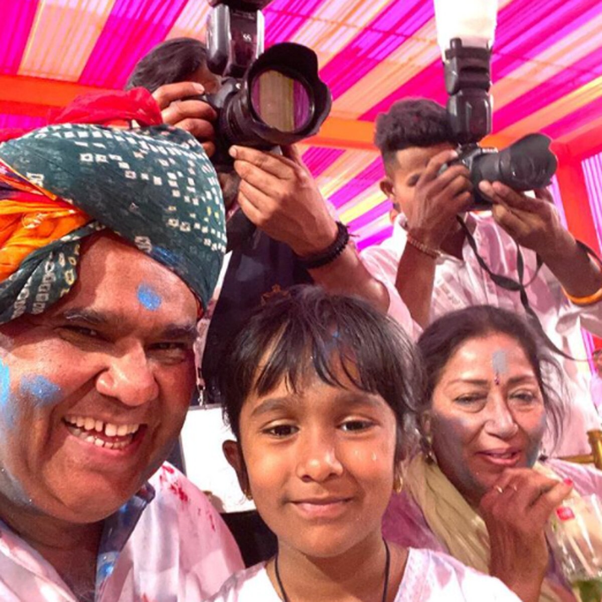 सतीश बेटी और पत्नी के साथ 