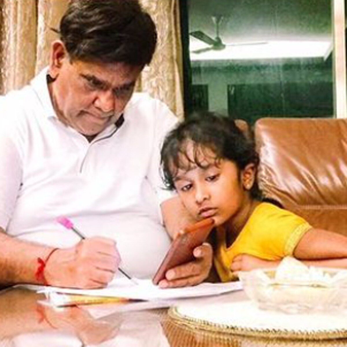 बेटी के साथ सतीश 