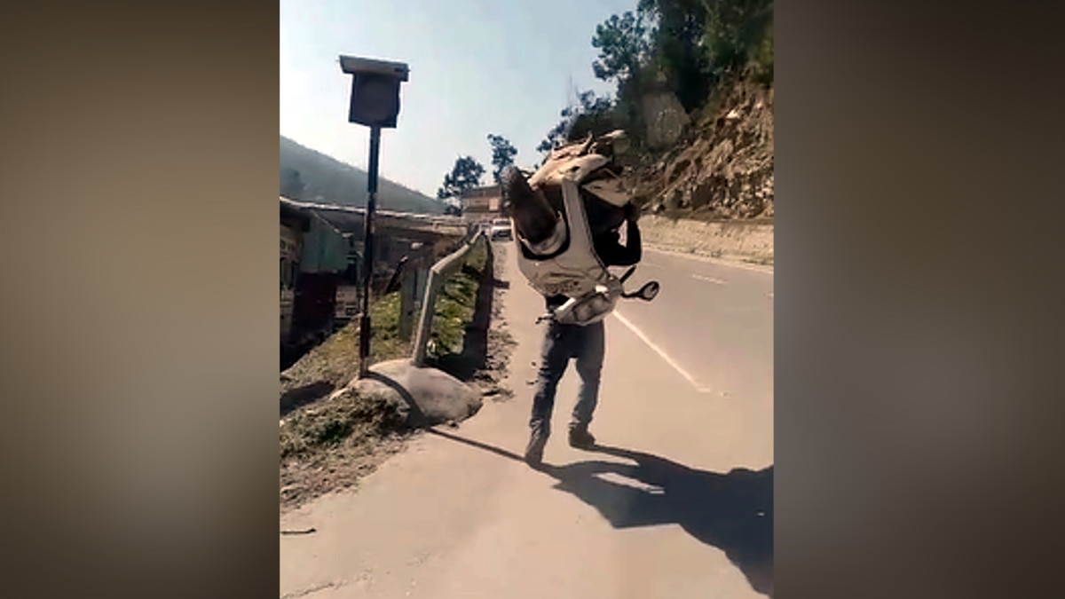 कंधे पर स्कूटी लेकर सड़क पर निकला शख्स, सोशल मीड‍िया पर वायरल हुआ वीड‍ियो 