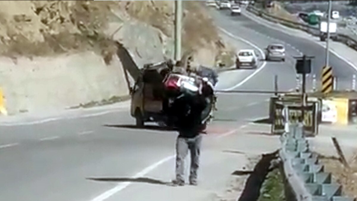 कंधे पर स्कूटी लेकर सड़क पर निकला शख्स, सोशल मीड‍िया पर वायरल हुआ वीड‍ियो 