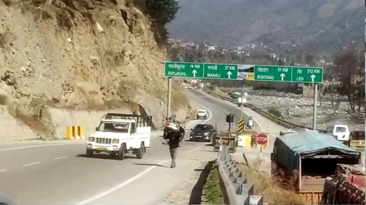 कंधे पर स्कूटी लेकर सड़क पर निकला शख्स, सोशल मीड‍िया पर वायरल हुआ वीड‍ियो 