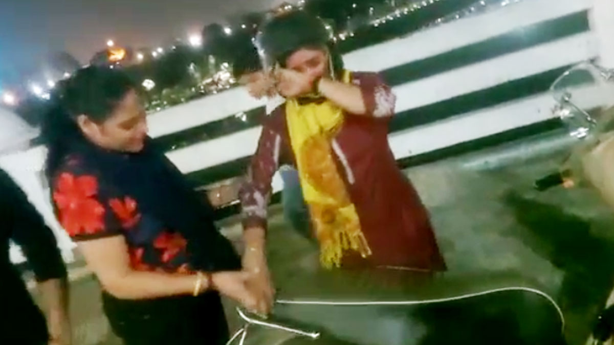 चालान काटने पर लड़की ने बीच सड़क किया हंगामा (फोटो- वायरल वीडियो)