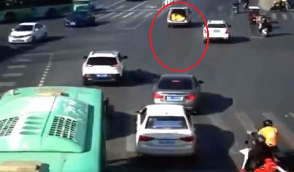 खुल गया गेट और बाहर गिर गया बच्चा