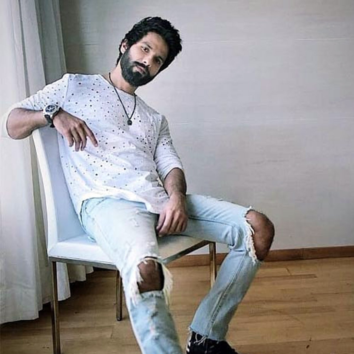 रिप्ड जींस पहने सितारे