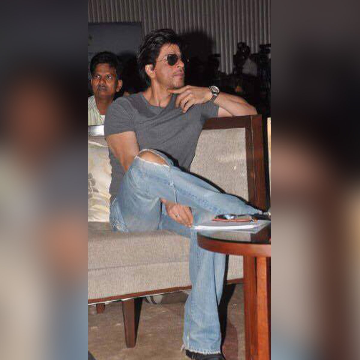 रिप्ड जींस पहने सितारे