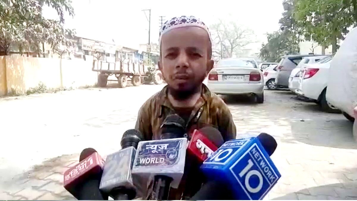  शामली: दो फीट का ये बंदा खोज रहा अपनी दुल्हन, महिला पुलिस से भी मांगी मदद