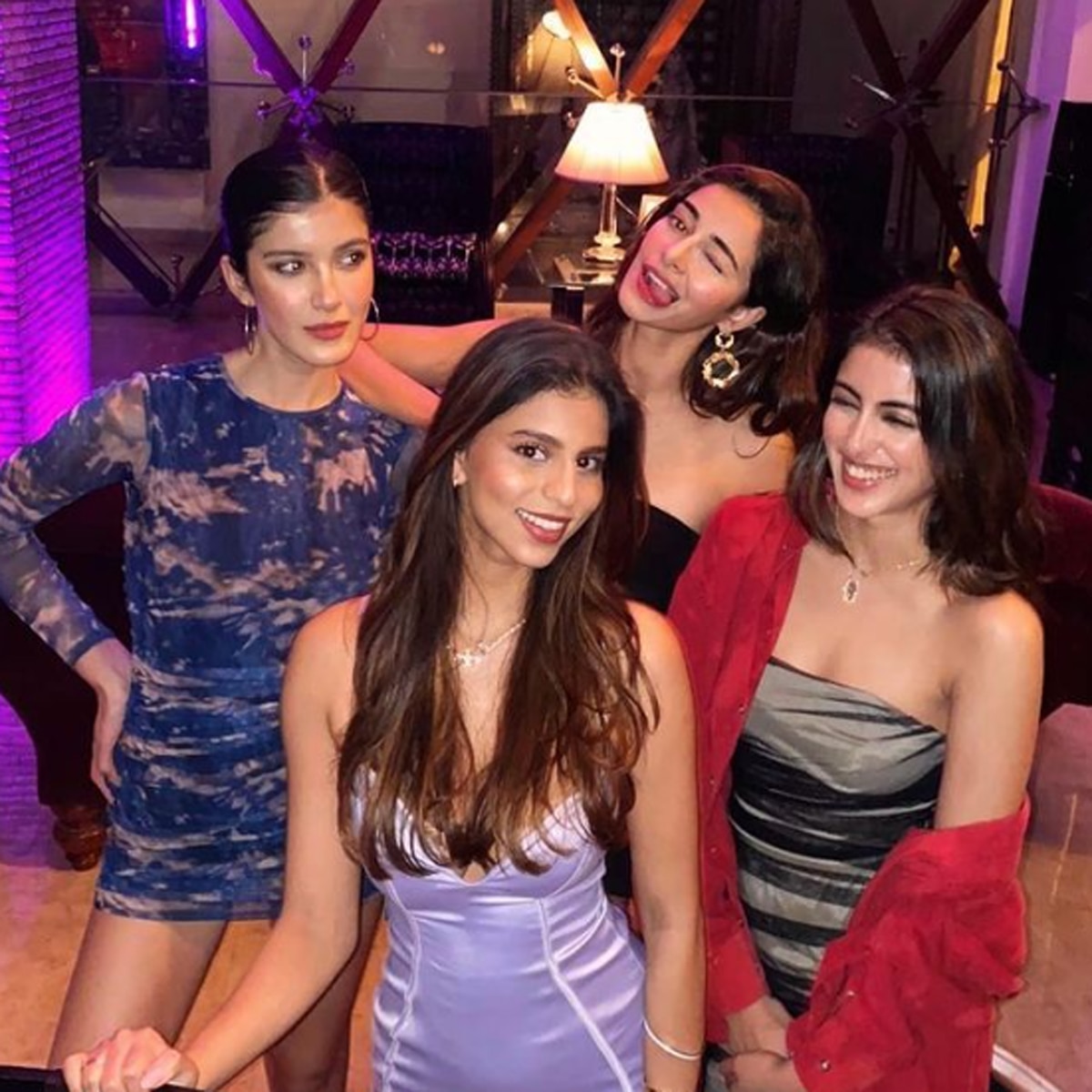 शनाया कपूर दोस्तों के साथ 