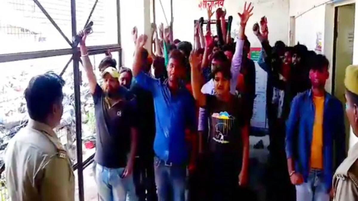 आगरा की सड़कों पर हुड़ंदियों ने जमकर बवाल काटा