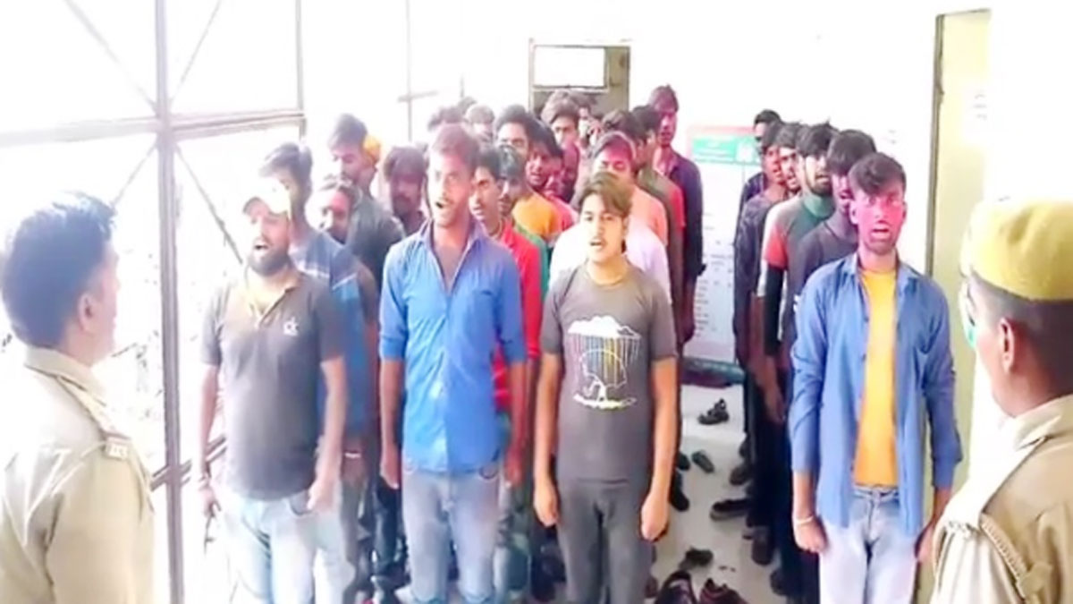 आगरा की सड़कों पर हुड़ंदियों ने जमकर बवाल काटा