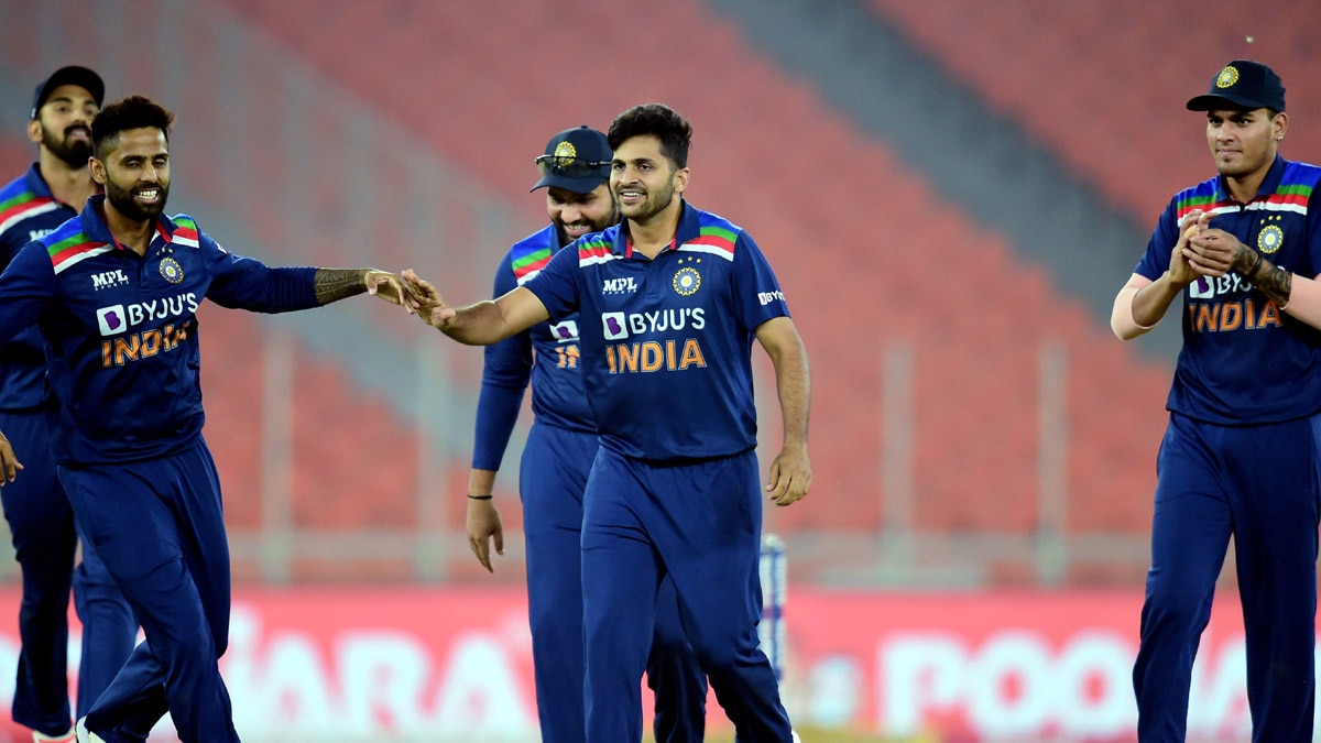 virat kohli was not on field during last overs 