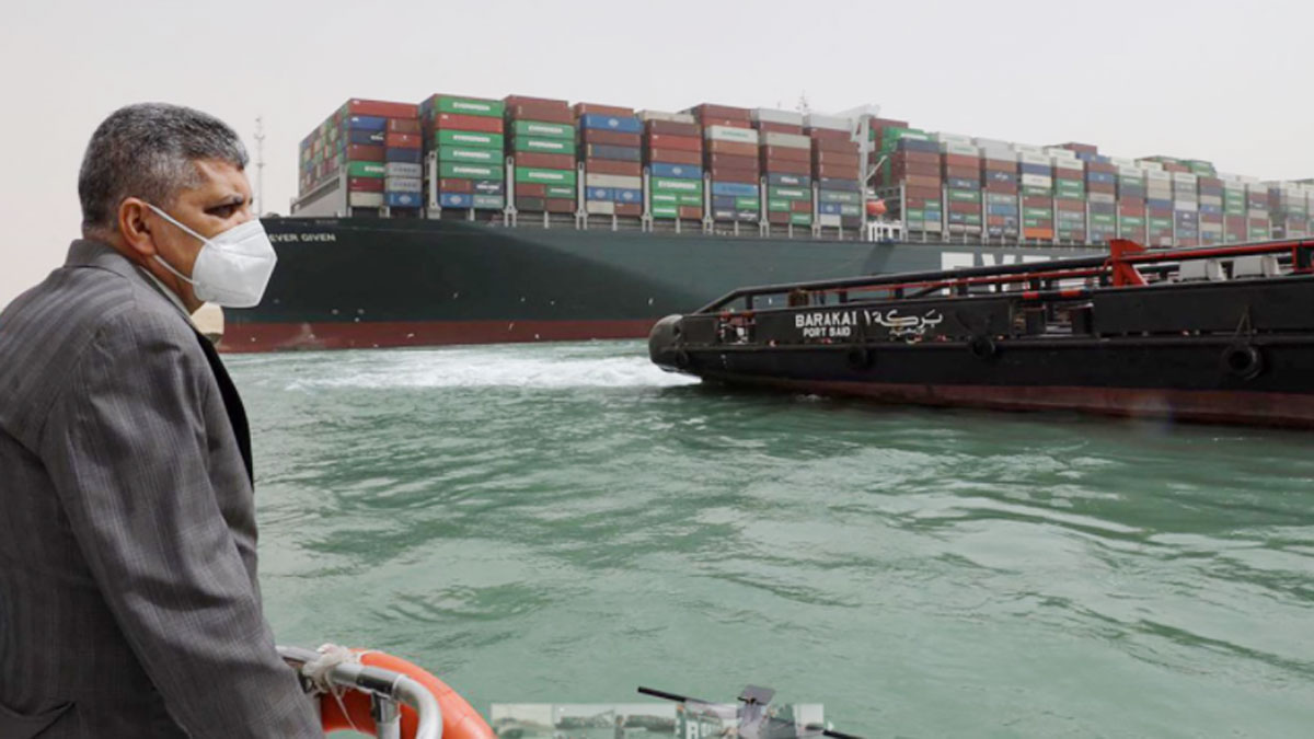 इजिप्ट की स्वेज नहर में फंसा विशालकाय कार्गो जहाज
