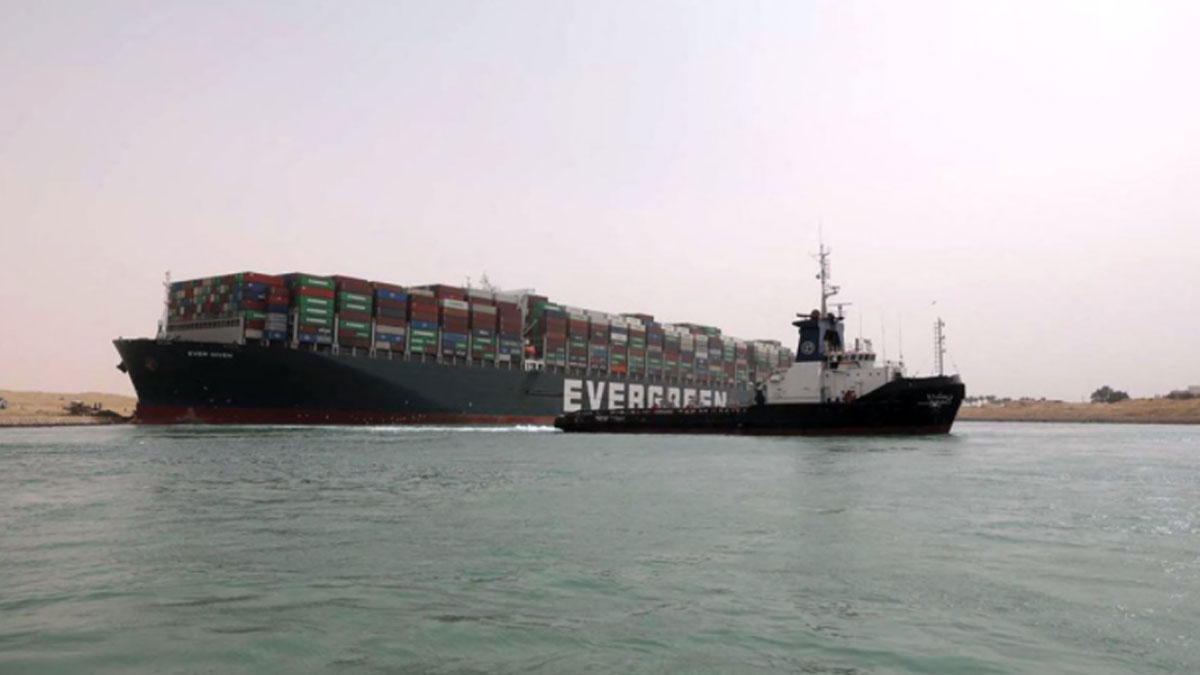 इजिप्ट की स्वेज नहर में फंसा विशालकाय कार्गो जहाज