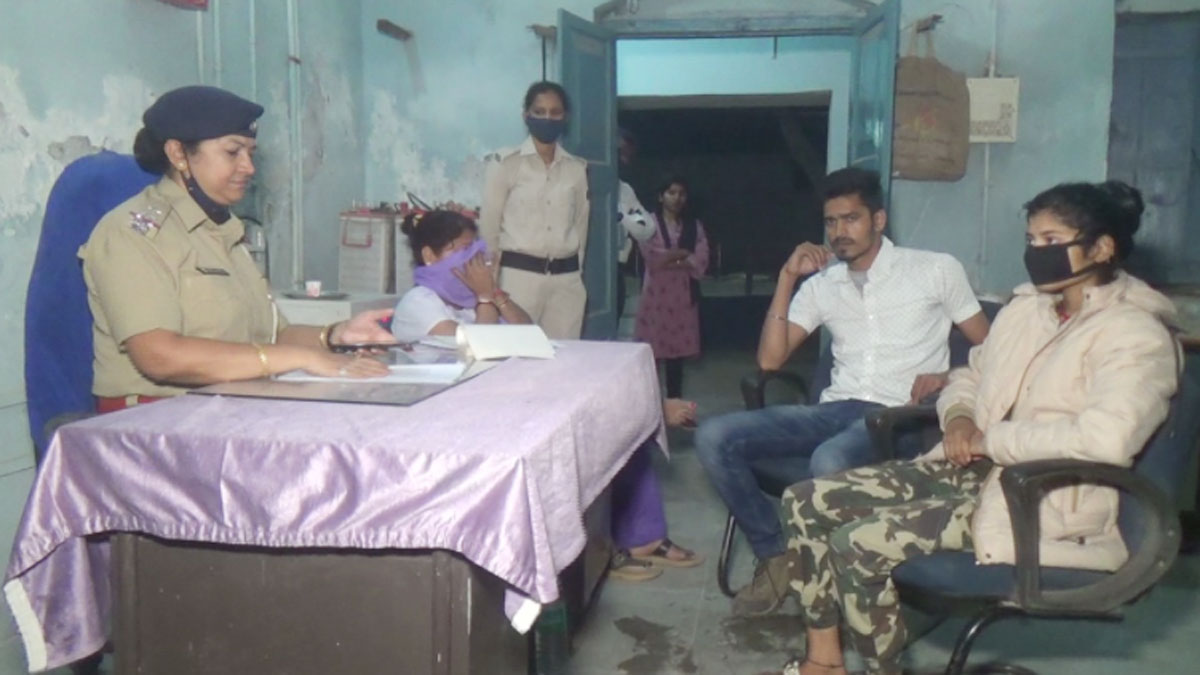 थाने पहुंचकर नाबालिग लड़की ने जमकर काटा बवाल  (फोटो- संदीप आनंद)