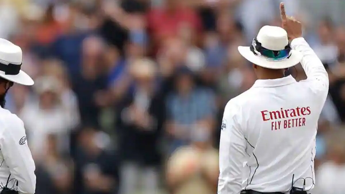 Field umpire Soft Signal 